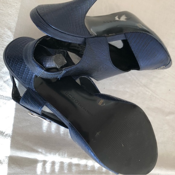 Size 7, dark blue sling back dress shoe by BCBG - Picture 2 of 6